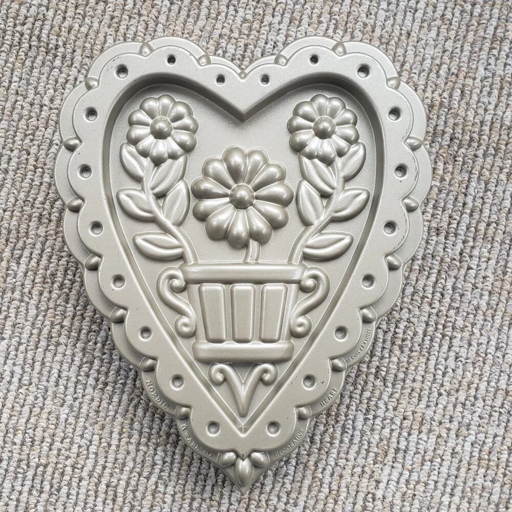Williams Sonoma Gold Nordic Ware Decorative Heart Cake Pan Flowers Floral